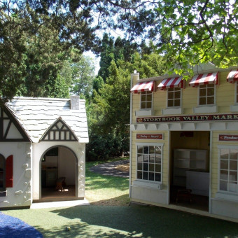 Outdoor Playhouses (London, Ontario)